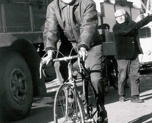 Luis Puig montando en bicicleta